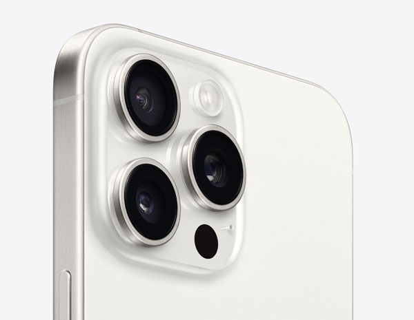 Cận cảnh camera của iPhone 15 Titan Trắng được phủ kim loại xung quanh camera